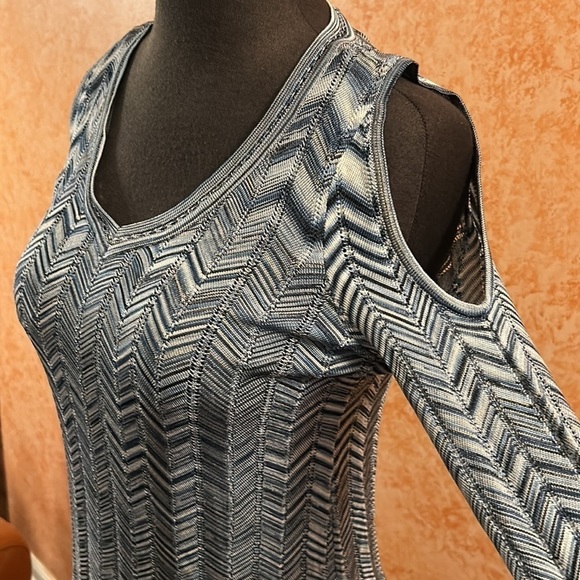 WHITE HOUSE BLACK MARKET Zig Zag Cold Shoulder Long Sleeve Blouse size XXSP - Picture 3 of 11